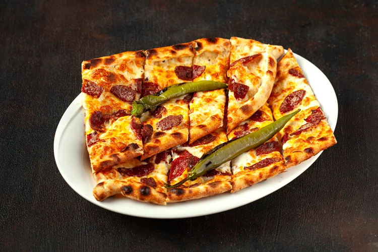Sucuklu Kaşarlı Pide