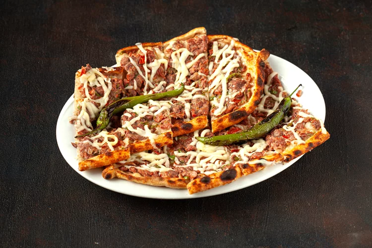 Kuşbaşılı Kaşarlı Pide
