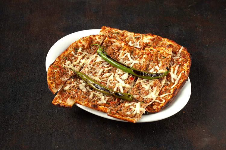 Kıymalı Kaşarlı Pide