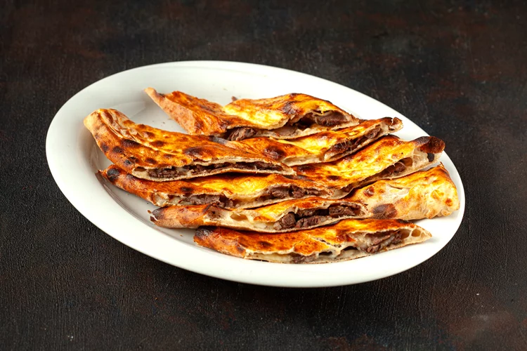 Kapalı Kaşarlı Dönerli Pide